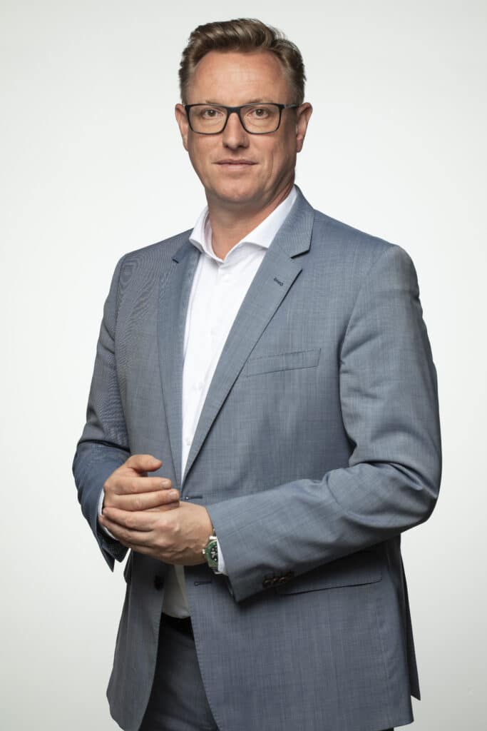 Mann im grauen Anzug mit Brille