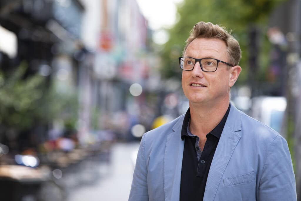 Mann mit Brille in Stadtstraße